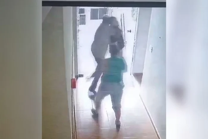 Vídeo mostra homem sendo contido após esfaquear ex-companheira, sogra e filha