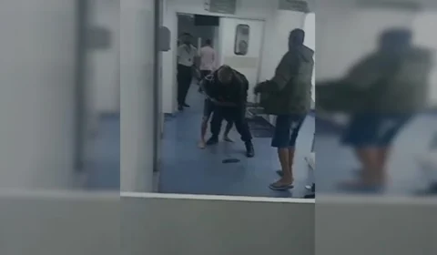 VEJA VÍDEO: vigilante é agredido e tem celular furtado por paciente em UPA