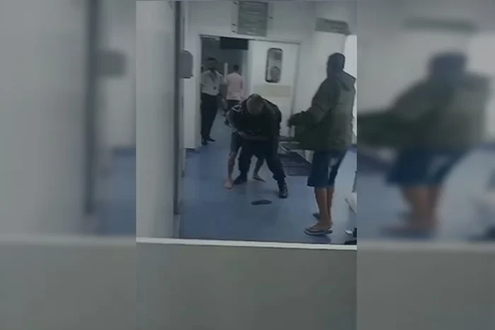 VEJA VÍDEO: vigilante é agredido e tem celular furtado por paciente em UPA