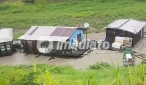 VEJA VÍDEO: chuva forte arrasta casas flutuantes em Anori