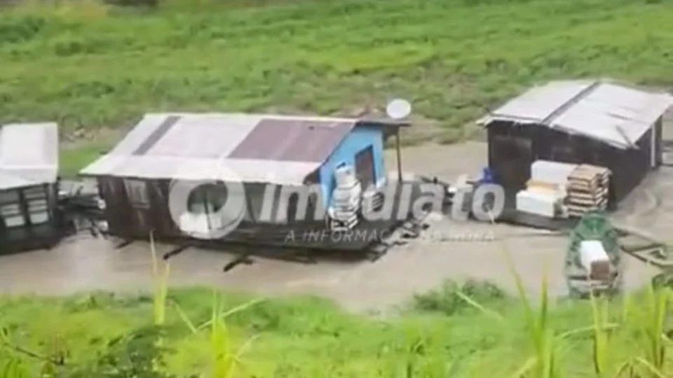 VEJA VÍDEO: chuva forte arrasta casas flutuantes em Anori