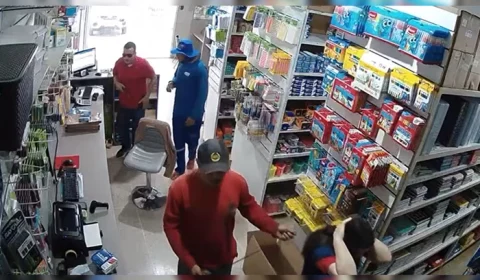 VÍDEO: bandidos rendem funcionários e leva R$ 200 mil em produtos de loja