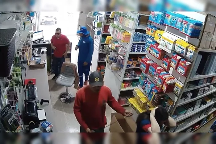 VÍDEO: bandidos rendem funcionários e leva R$ 200 mil em produtos de loja