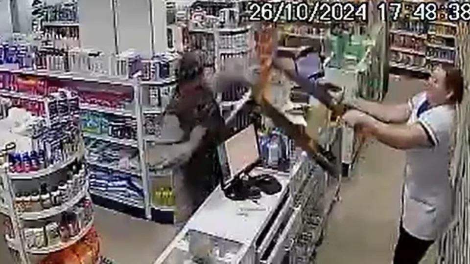 VEJA VÍDEO: atendente dá cadeiradas em homem que tenta assaltar farmácia