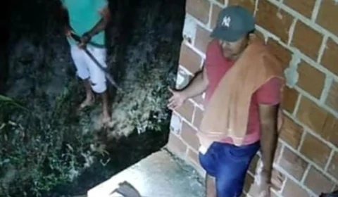 VÍDEO: homem apanha de moradores após ser pego furtando calcinhas em residência