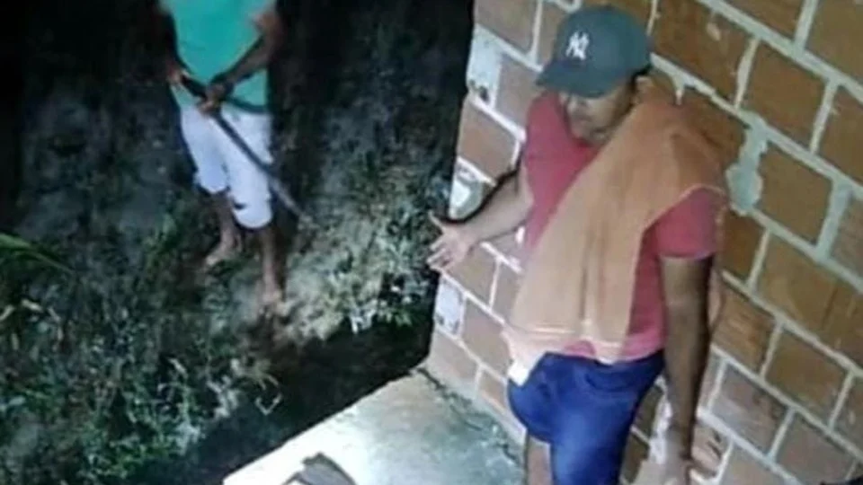 VÍDEO: homem apanha de moradores após ser pego furtando calcinhas em residência