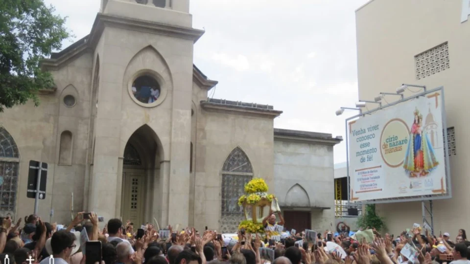 Procissão do Círio de Nazaré reúne milhares de devotos nas ruas de Manaus