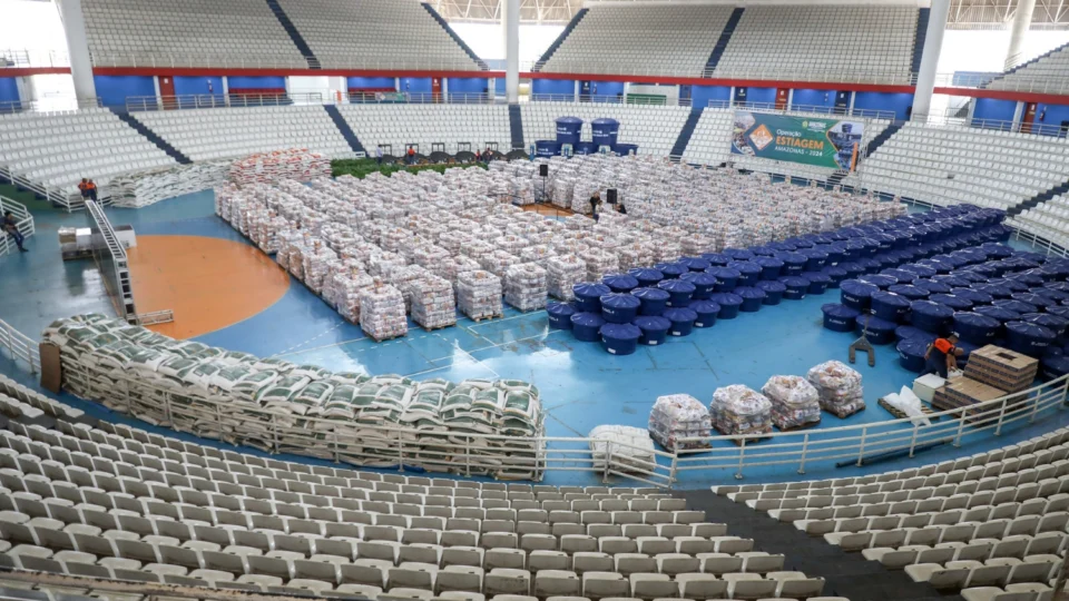 Governo do AM envia alimentos, água potável e insumos para comunidades afetadas pela seca no interior
