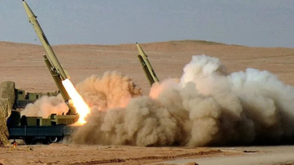 Irã dispara 200 mísseis contra Israel em resposta à morte de líder do Hezbollah