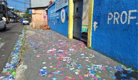 Derrame de ‘santinhos’ é registrado em diversas ruas do bairro Coroado