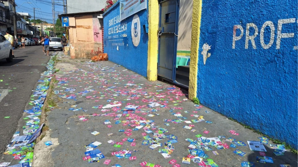 Derrame de ‘santinhos’ é registrado em diversas ruas do bairro Coroado