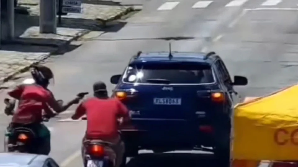 Vídeo: homem é executado no momento em que pilotava moto em João Pessoa