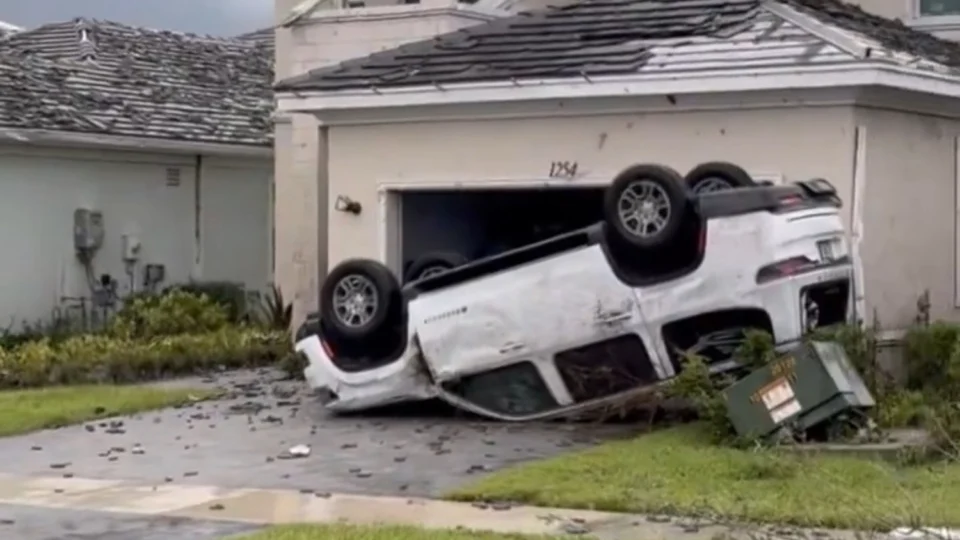 Vídeo: carros ficam destruídos após passagem do furacão Milton em Palm Beach Gardens, Flórida