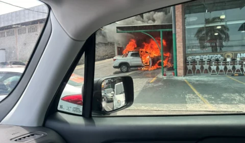 Vídeos: picape pega fogo em estacionamento de frigorífico no Parque 10
