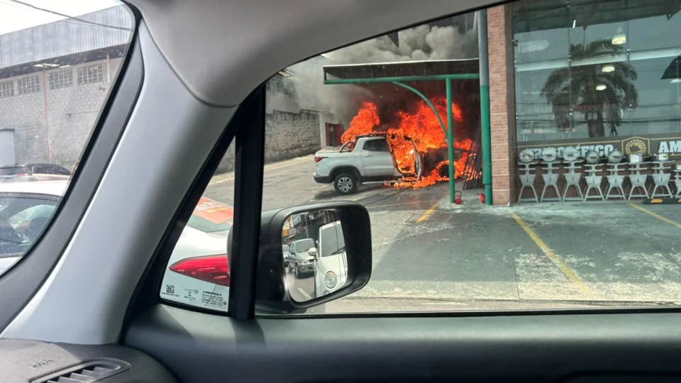 Vídeos: picape pega fogo em estacionamento de frigorífico no Parque 10