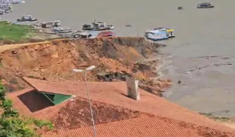 Governo do AM envia equipes do corpo de bombeiros para resgatar vítimas do desabamento do porto em Manacapuru