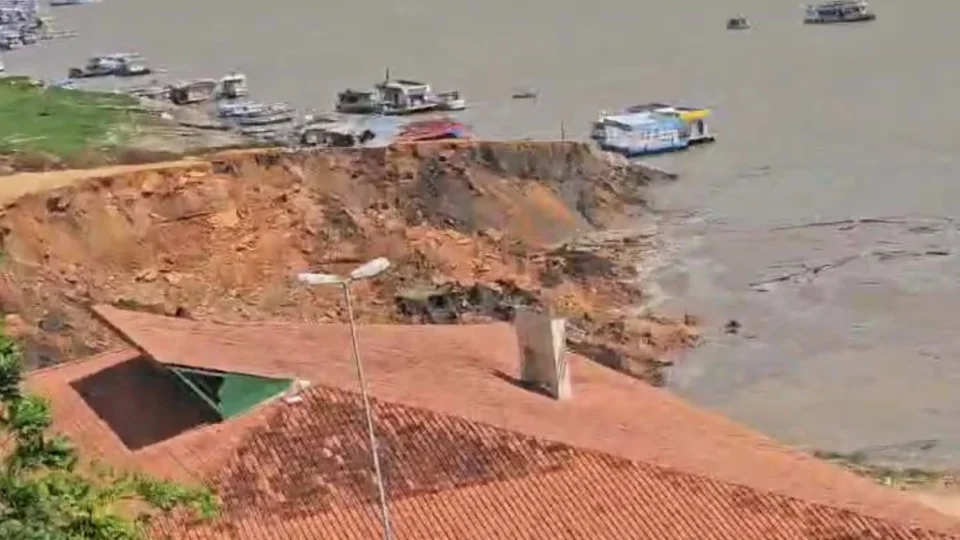 Governo do AM envia equipes do corpo de bombeiros para resgatar vítimas do desabamento do porto em Manacapuru