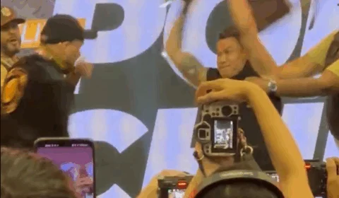 Popó perde a cabeça: Ex-campeão mundial surpreende com cadeirada em coletiva de imprensa