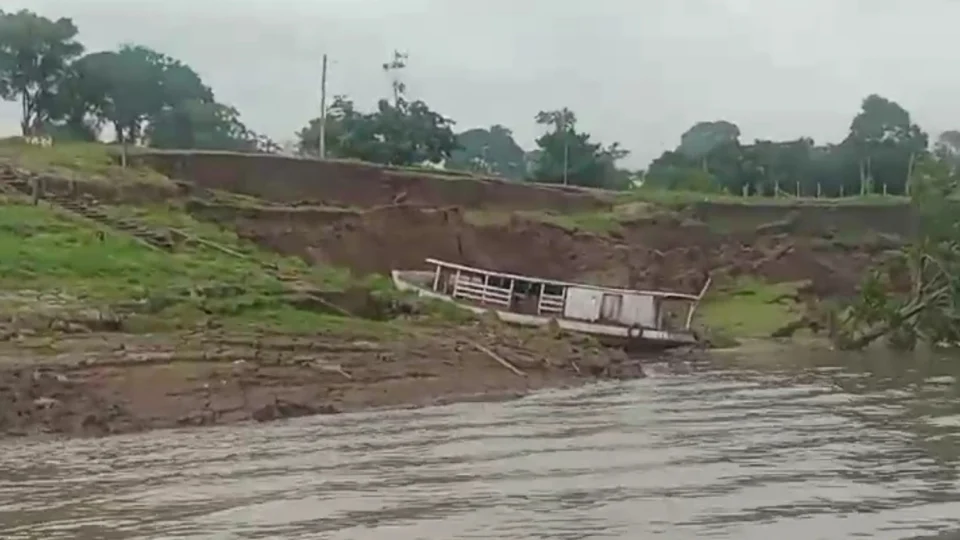 Deslizamento de terra atinge porto de Boa Vista do Ramos e causa danos a embarcações