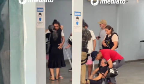 Mãe de acusado de matar homem com 16 tiros no Valparaíso desmaia ao ver filho saindo da delegacia