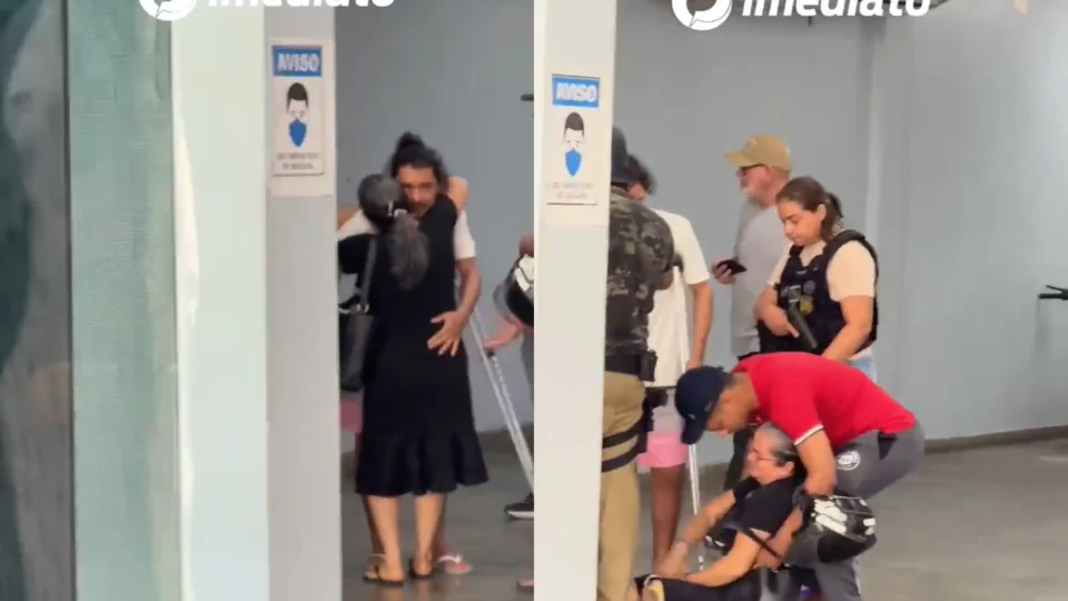 Mãe de acusado de matar homem com 16 tiros no Valparaíso desmaia ao ver filho saindo da delegacia