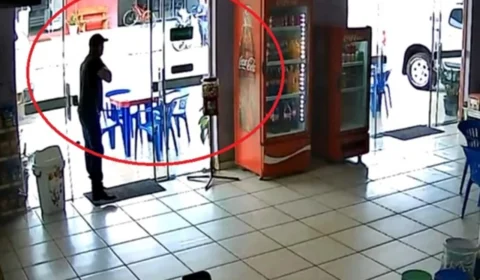 VEJA VÍDEO: após briga por dívida, homens trocam tiros em frente a padaria