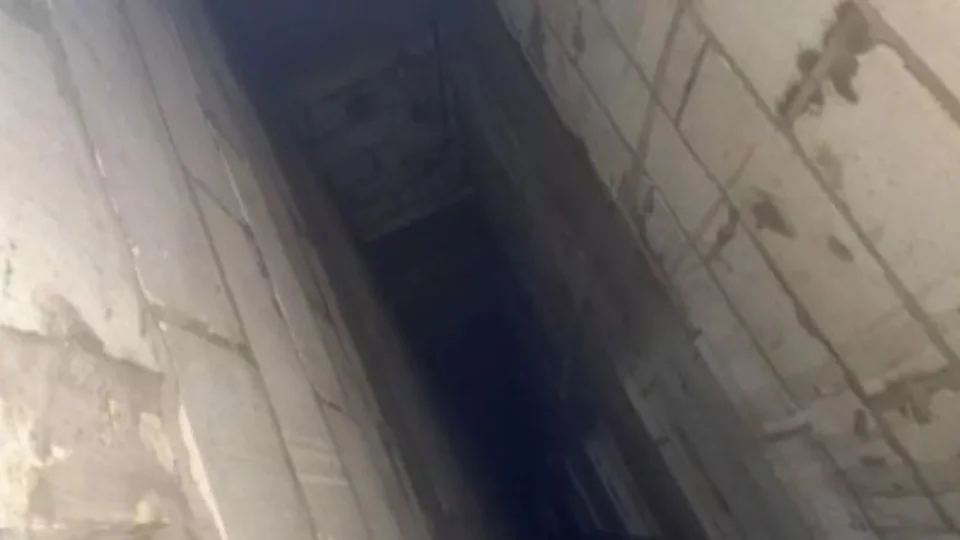 Cabo se rompe e trabalhador morre ao cair em fosso de elevador