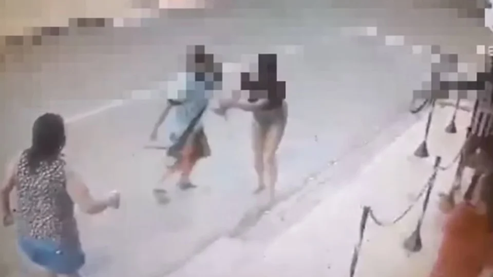Vídeo mostra homem esfaqueando mulher na rua: ‘Agiu por vingança’