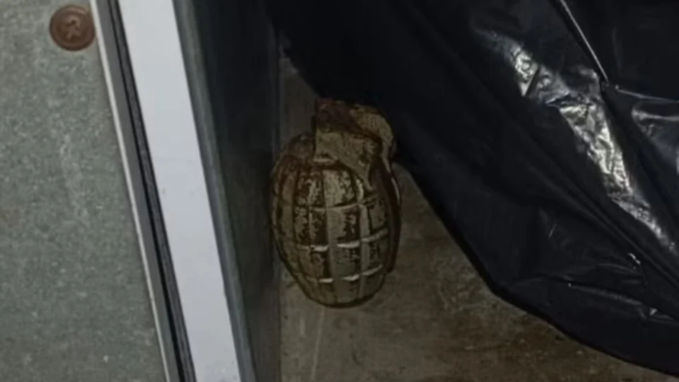 Adolescente de 13 anos fica ferido após granada explodir na mão dele