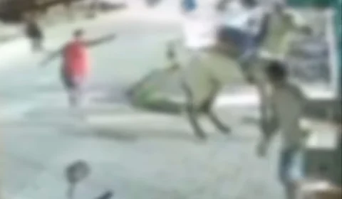 VEJA VÍDEO: homem montado em cavalo é morto a tiros no meio da rua