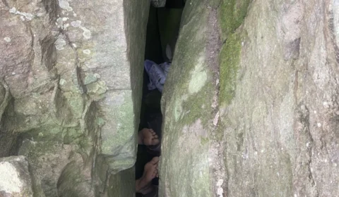 Mulher cai ao tentar pegar o celular e fica presa em rochas durante 7h