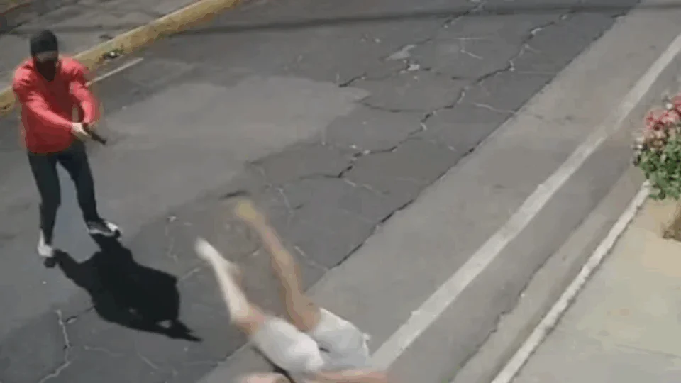 VEJA VÍDEO: personal trainer é morto a tiros por pistoleiro encapuzado em frente de casa