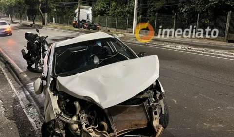 Carro capota e para do outro lado da via após ser atingido por carreta na avenida Rodrigo Otávio