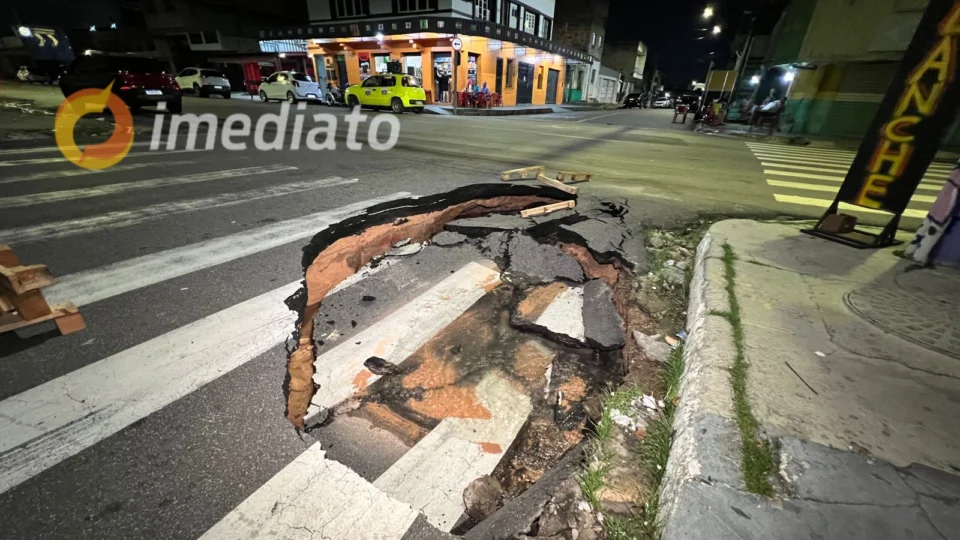Buraco se abre em via pública e preocupa moradores do bairro Praça 14