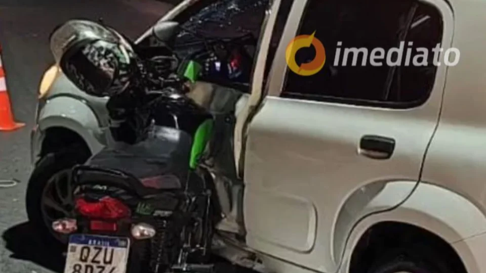 Motociclista morre ao colidir em carro na avenida Autaz Mirim