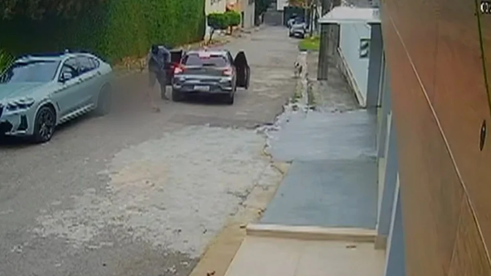 VEJA VÍDEO: ex-policial militar é executado por suspeitos encapuzados na porta de casa