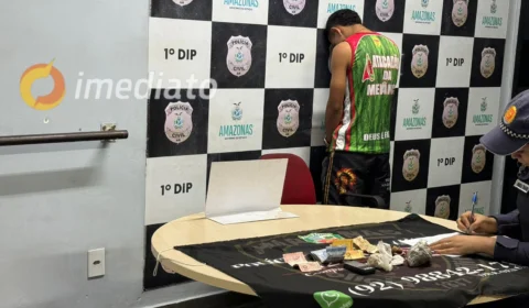 VÍDEO: homem é preso vendendo drogas no centro de Manaus; comparsa fugiu