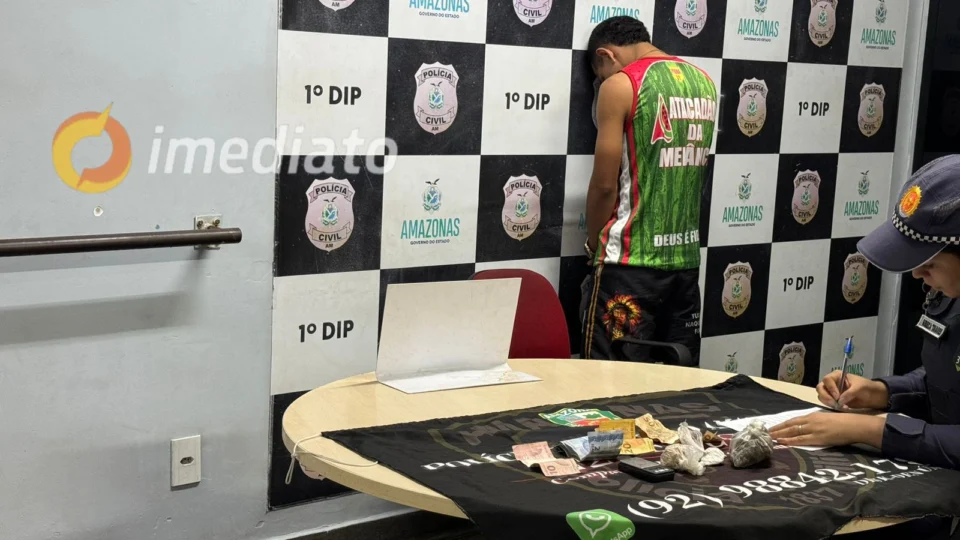 VÍDEO: homem é preso vendendo drogas no centro de Manaus; comparsa fugiu
