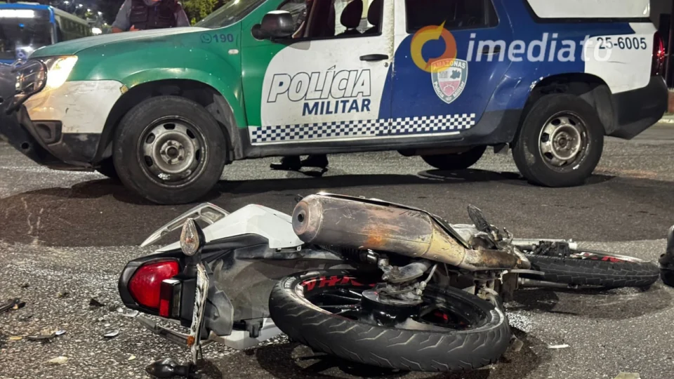 Acidente entre moto e ônibus deixa duas pessoas em estado grave no bairro Cachoeirinha