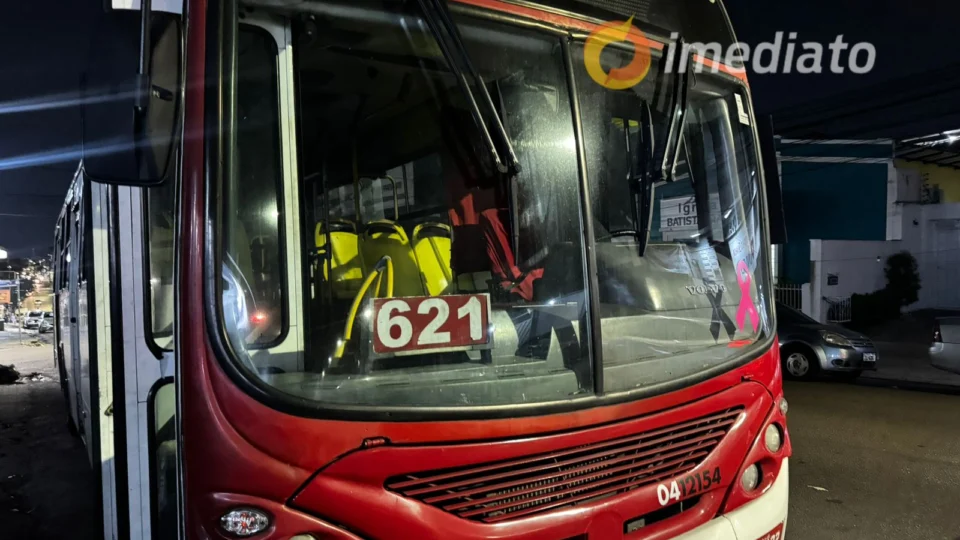 Assaltantes ameaçam motorista e roubam ônibus da linha 621 em Manaus