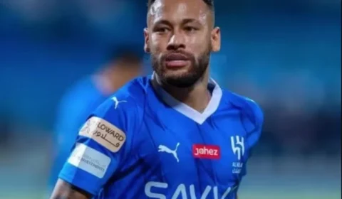 Neymar volta a campo um ano após grave lesão no joelho