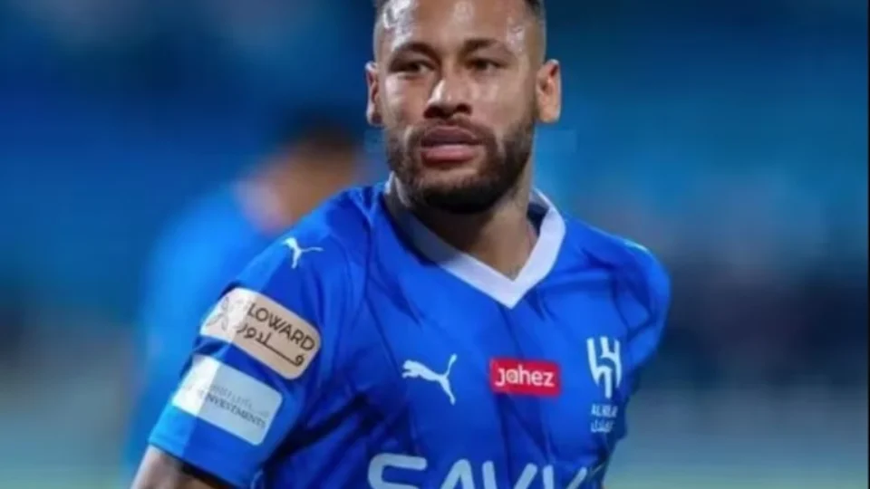 Neymar volta a campo um ano após grave lesão no joelho