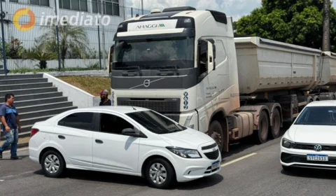 Vídeo: acidente entre carreta e carro deixa trânsito lento no Coroado
