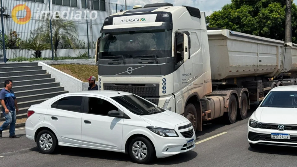 Vídeo: acidente entre carreta e carro deixa trânsito lento no Coroado