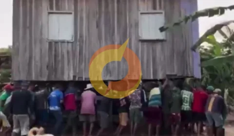 Vídeo: moradores de comunidade carregam casa para escapar de deslizamento de terra em Iranduba