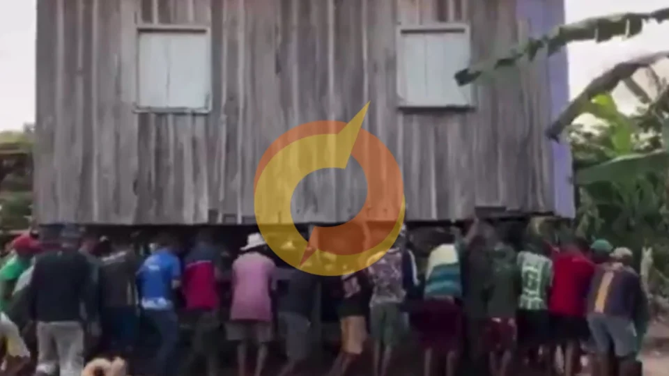 Vídeo: moradores de comunidade carregam casa para escapar de deslizamento de terra em Iranduba