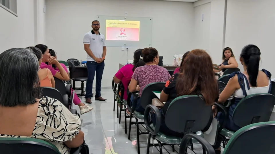 Enfermeiras participam de palestra no SINDPRER sobre a importância de cuidar da saúde