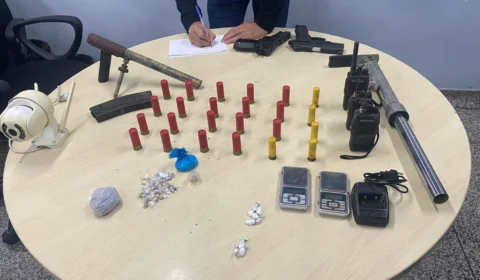 Armas, munições e drogas são apreendidas em barraco no bairro Alvorada