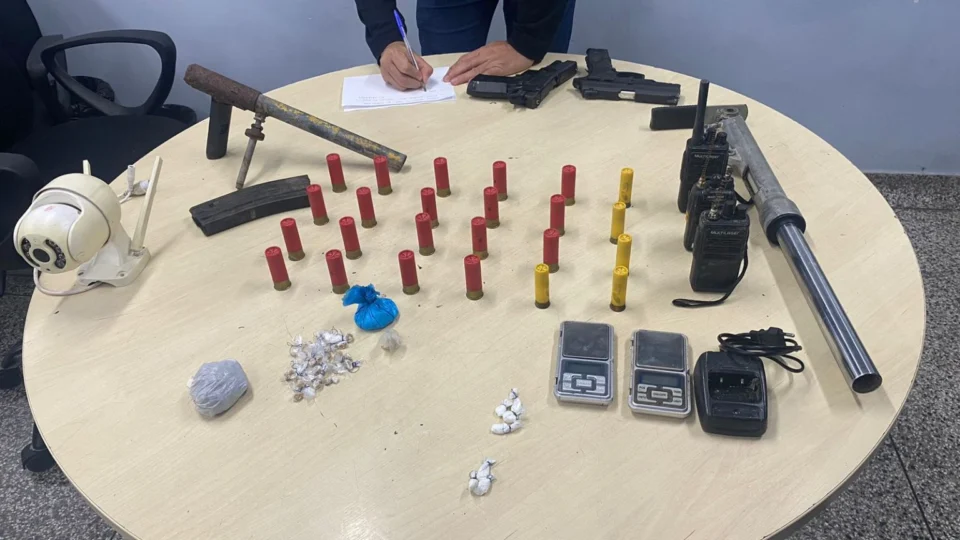 Armas, munições e drogas são apreendidas em barraco no bairro Alvorada
