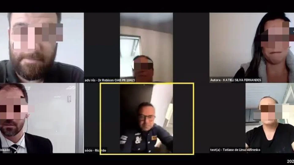 VEJA VÍDEO: réu se esconde debaixo de mesa para enganar juiz